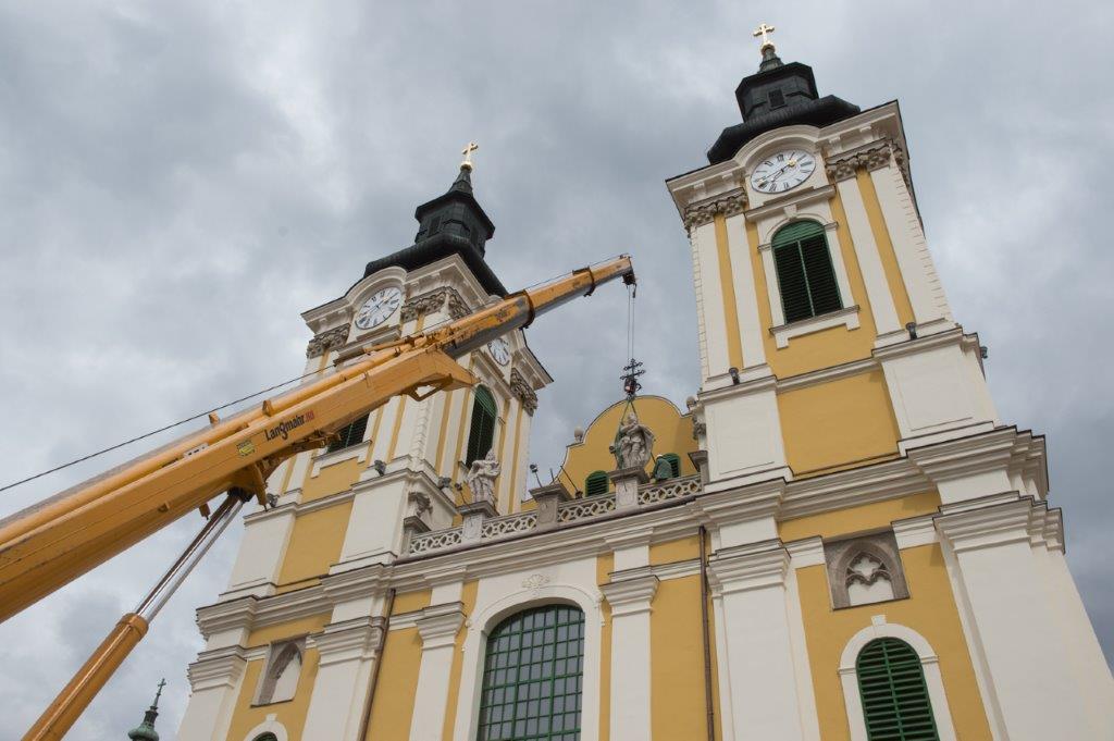 Másolatot készítenek a székesegyház homlokzati szobrairól